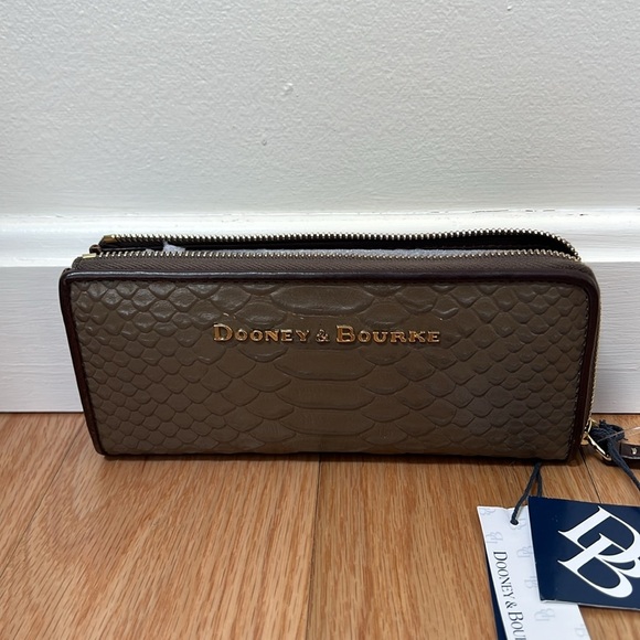 New! Dooney & Bourke embossed leather mushroom color Wallet. - Picture 5 of 10